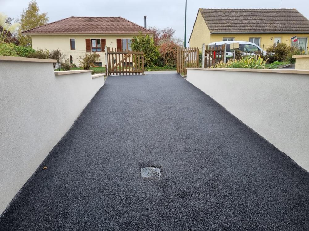 Allée en enrobé noir à chaud